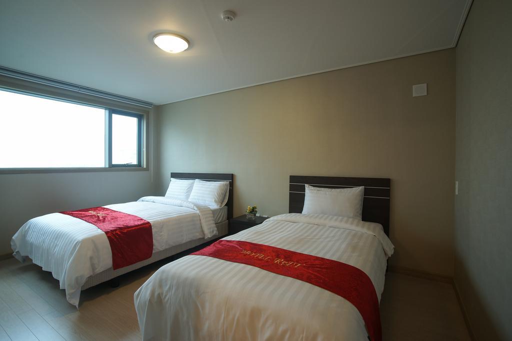 R&T Hotel Чеджудо Номер фото